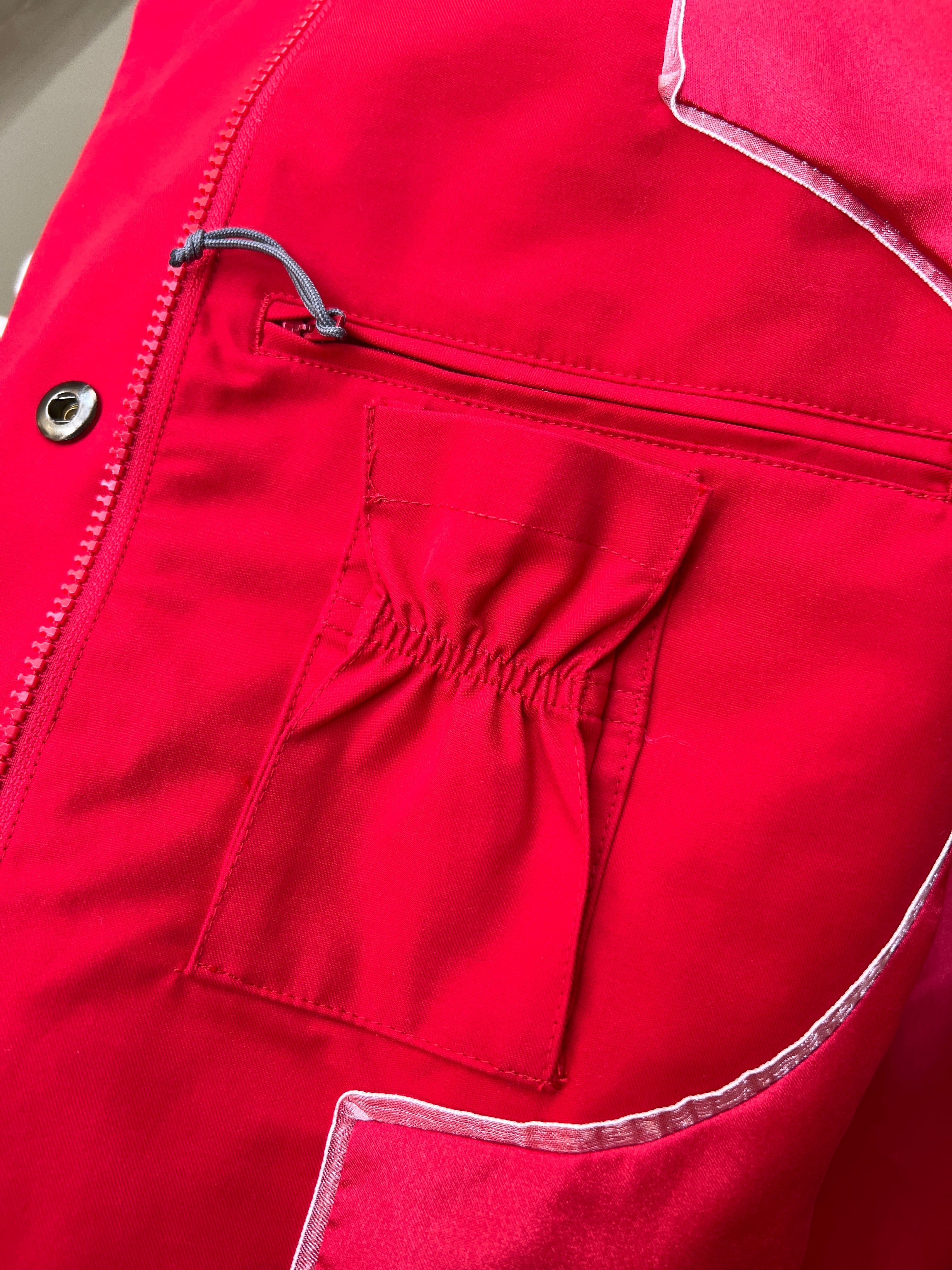 Il cappotto impermeabile elegante urbano rosso Riding