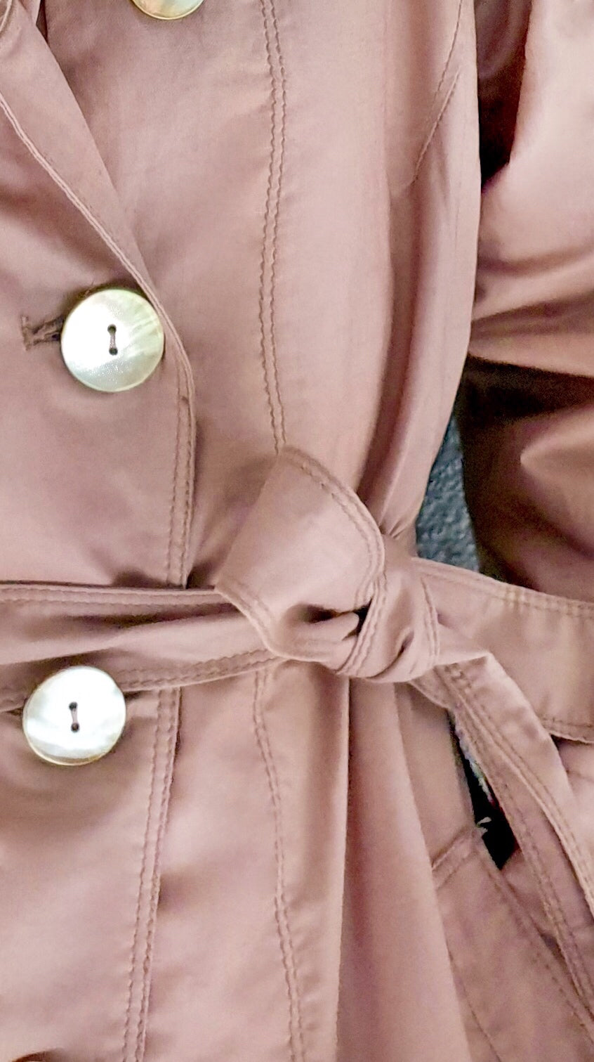 Il trench estivo in lino spalmato rosa antico Trinquette
