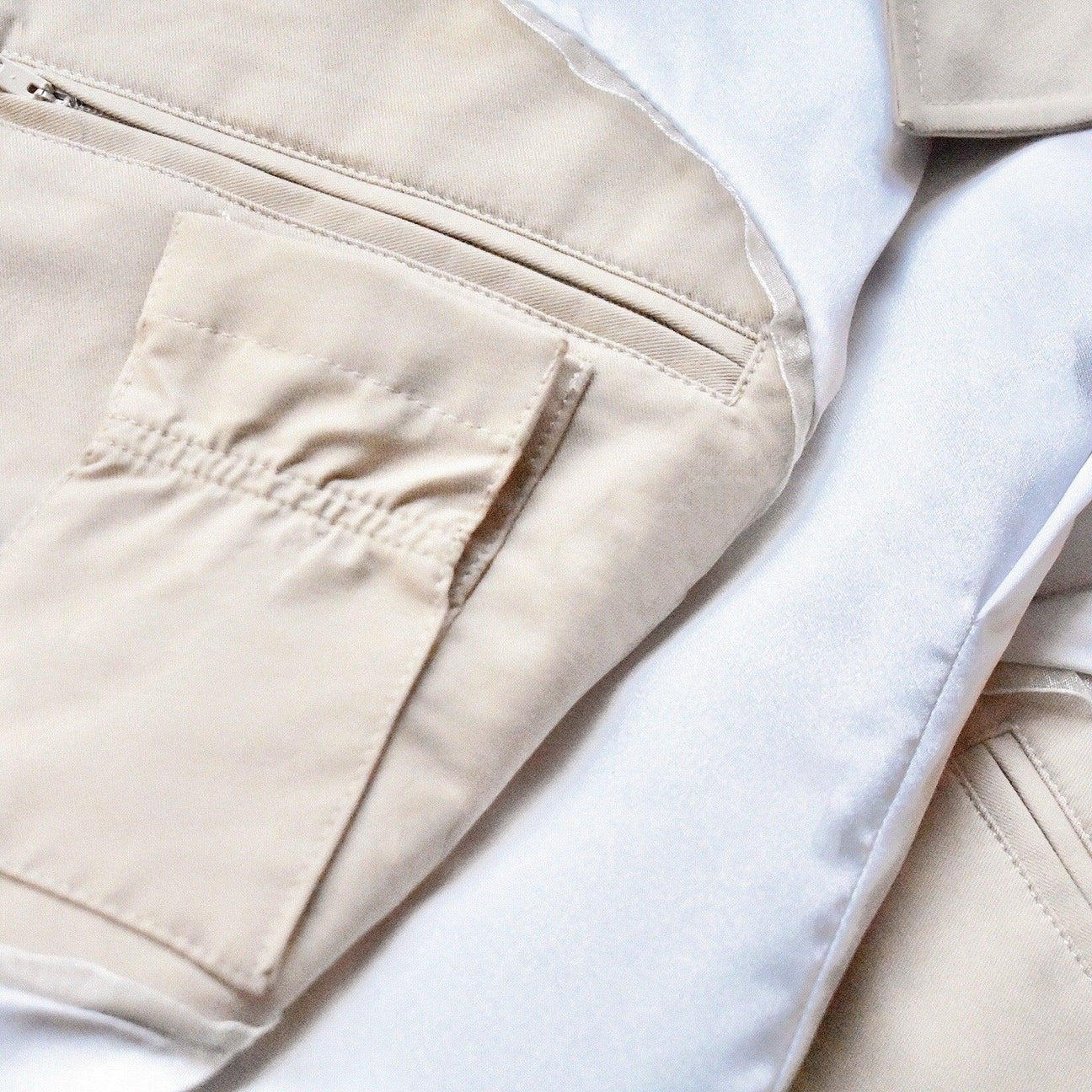 Il trench coat impermeabile beige chiaro Adrienne