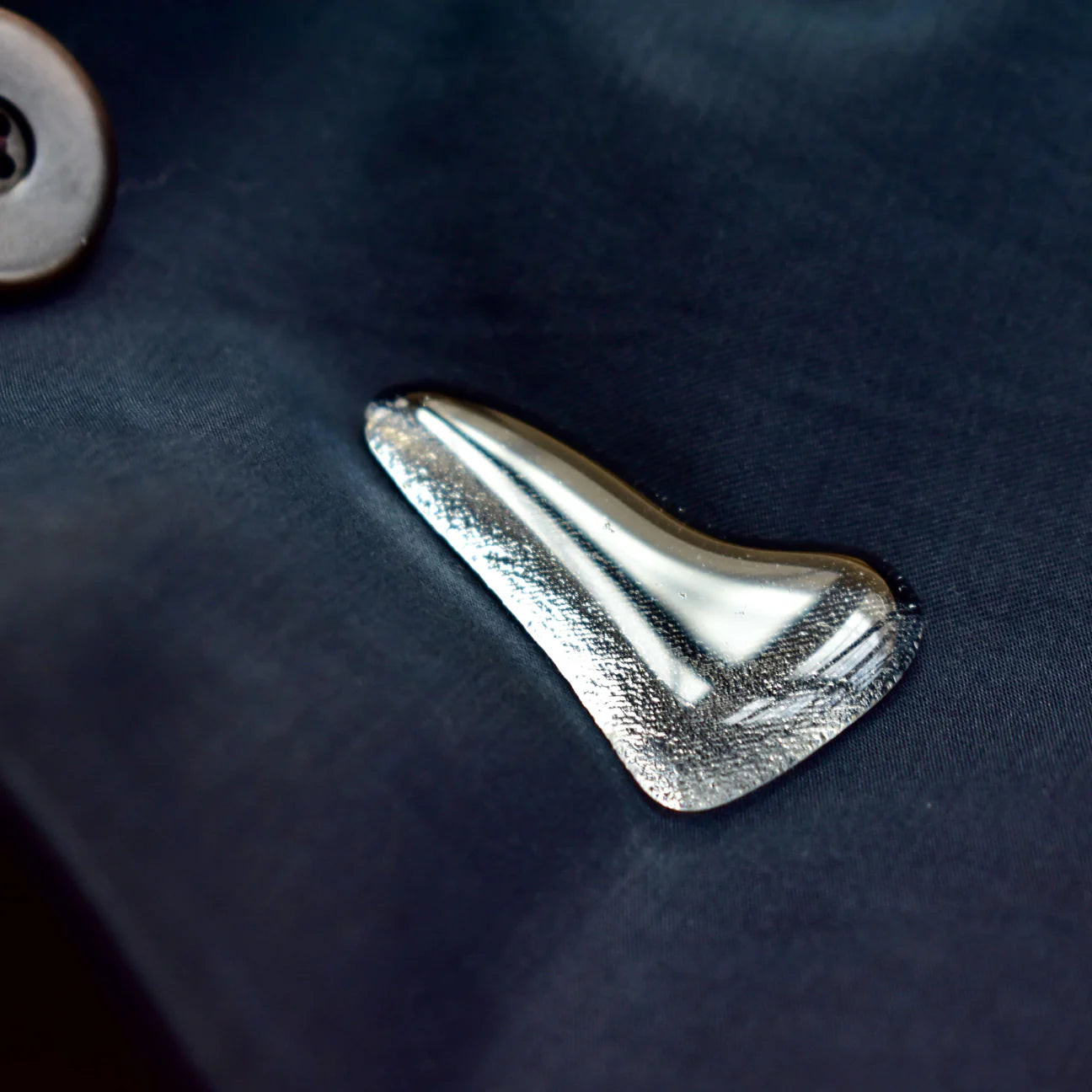 Il trench coat impermeabile blu scuro Adrienne