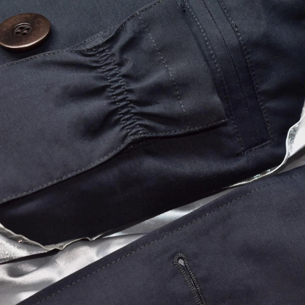 Il trench coat impermeabile blu scuro Adrienne