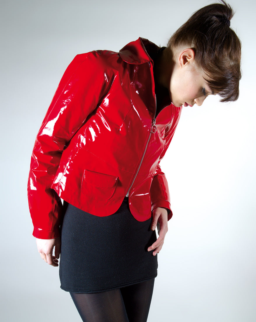 La giacca impermeabile in vernice rossa Charlotte