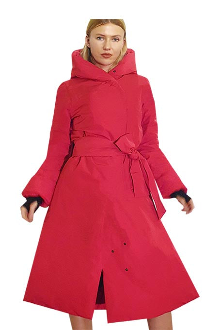 Il cappotto impermeabile lungo e imbottito rosso Venus