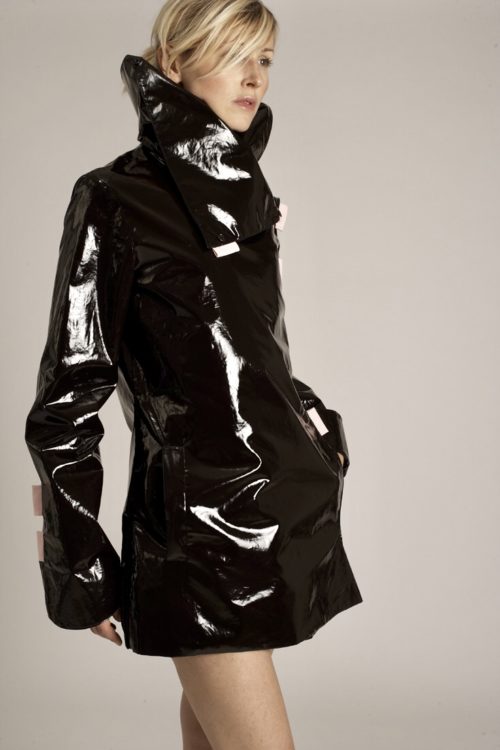 La giacca impermeabile Twiggy in vernice cioccolato