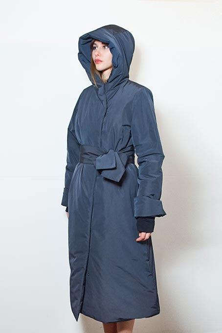 Il cappotto impermeabile lungo e imbottito blu scuro Venus