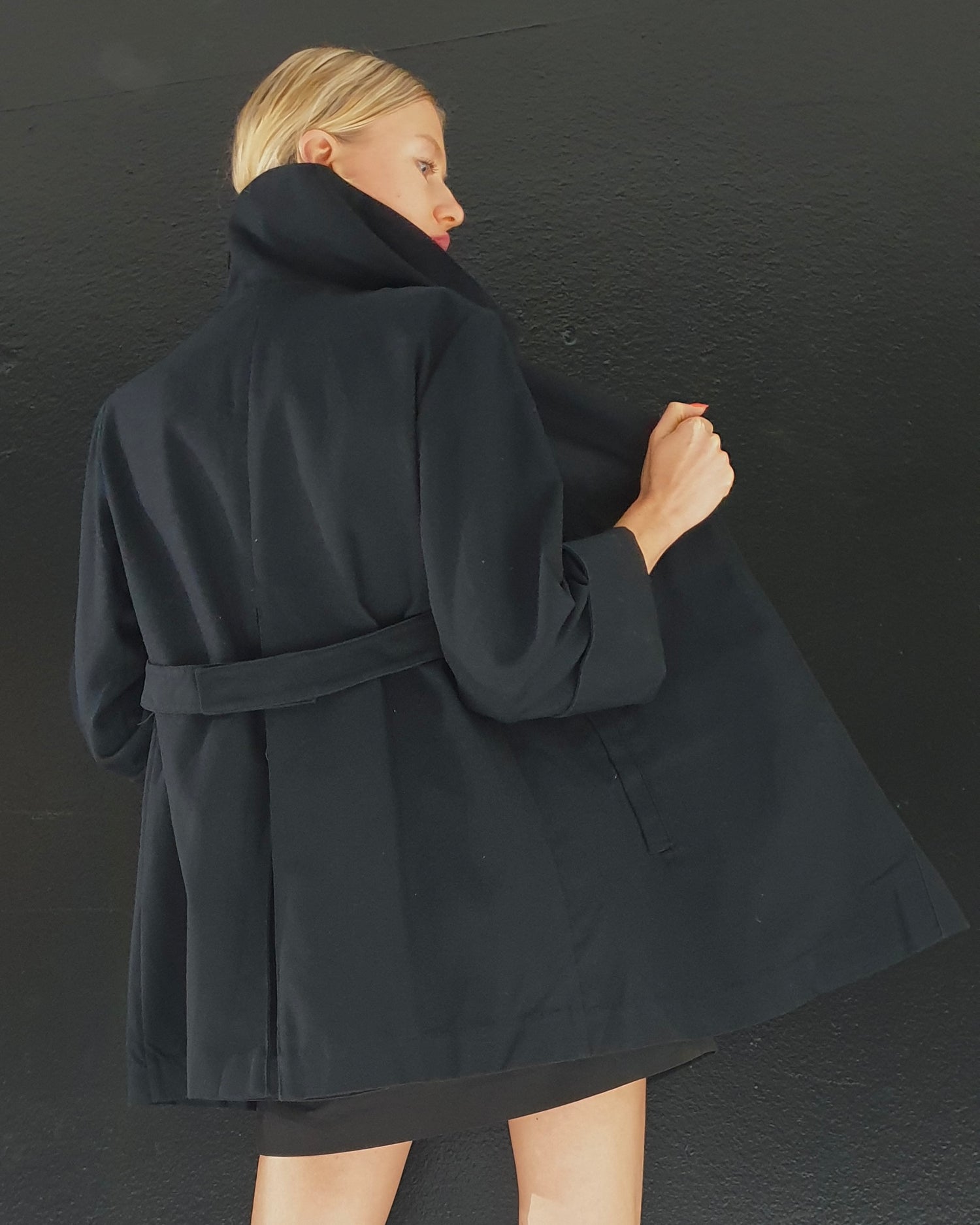 Il cappotto nero leggero elegante Audrey