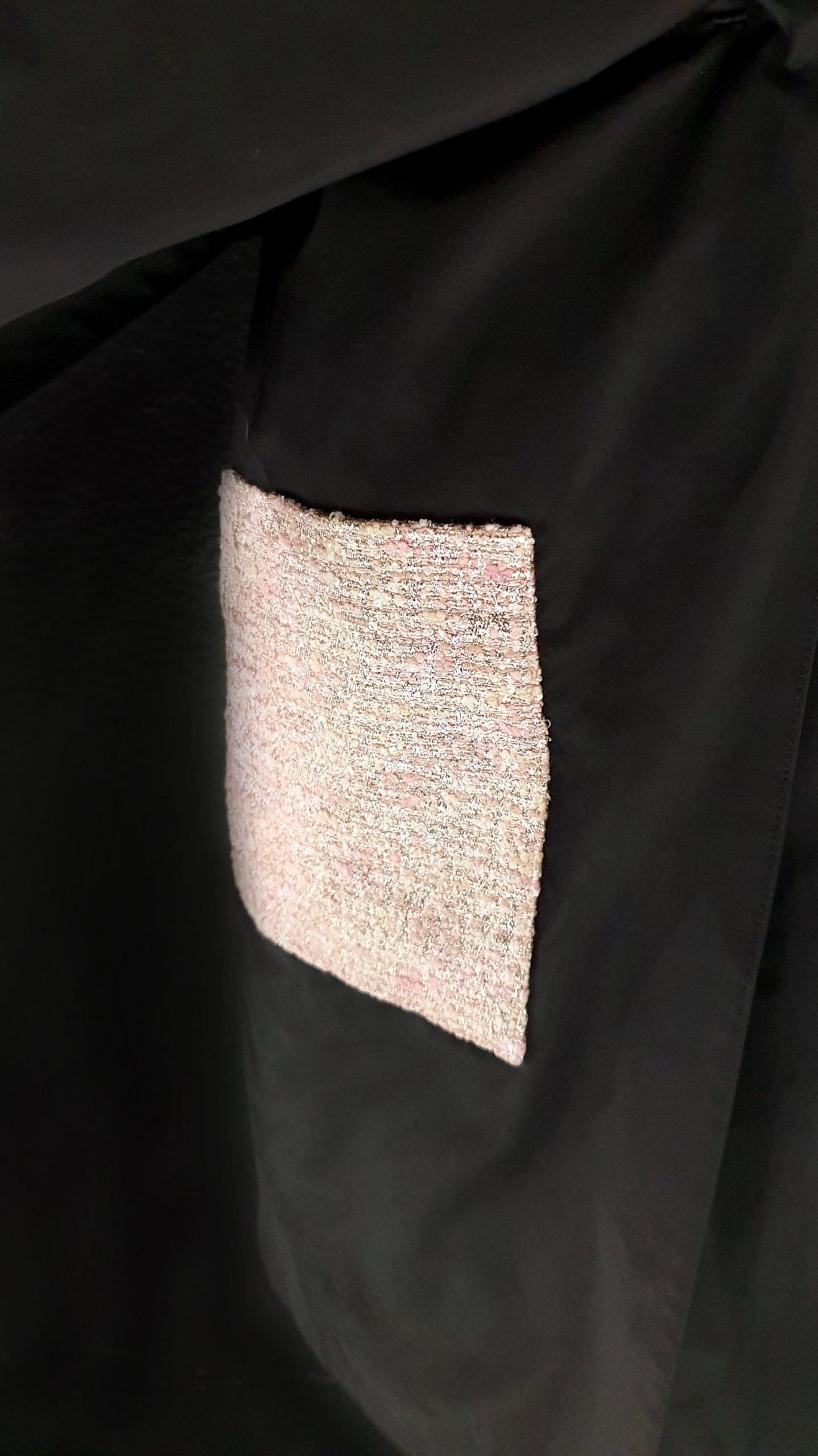 Il cappotto molto chic nero &amp; tweed rosa Distante