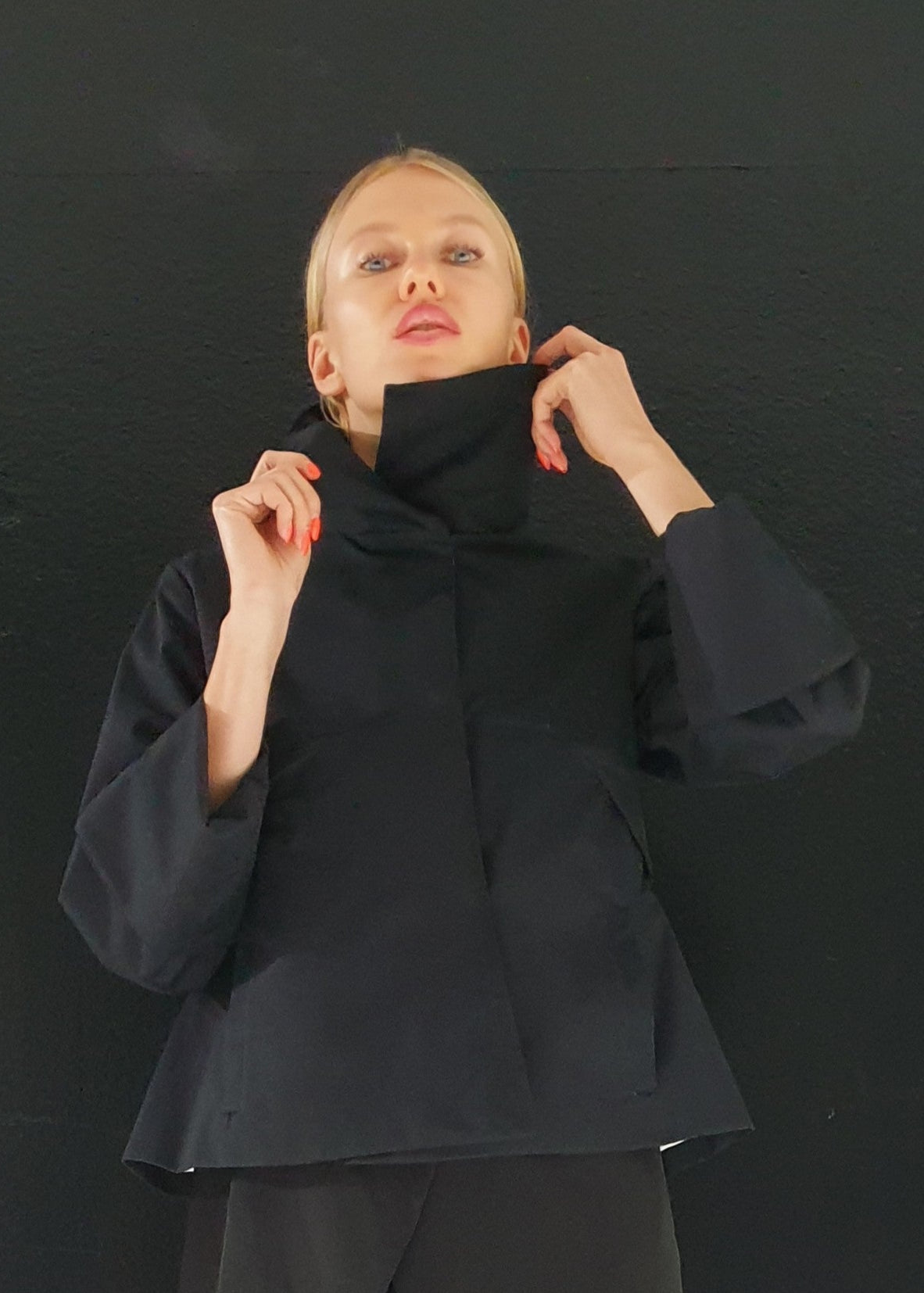 La giacca chic impermeabile nera Audrey
