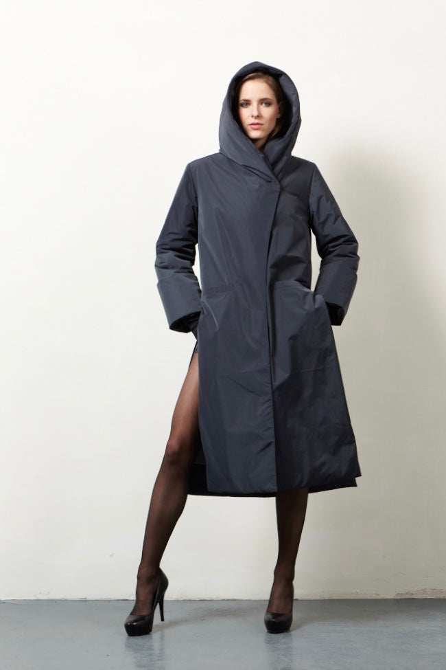 Il cappotto lungo grigio grafite imbottito chic e impermeabile Eva